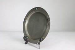 Liberty and Co (attributed). An Arts & Crafts hand hammered pewter plate with five blue enamel jewels - Thumbnail 10
