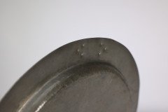 Liberty and Co (attributed). An Arts & Crafts hand hammered pewter plate with five blue enamel jewels - Thumbnail 18