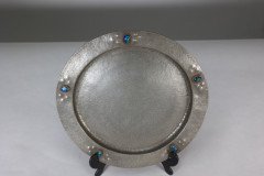 Liberty and Co (attributed). An Arts & Crafts hand hammered pewter plate with five blue enamel jewels - Thumbnail 2