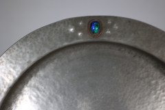 Liberty and Co (attributed). An Arts & Crafts hand hammered pewter plate with five blue enamel jewels - Thumbnail 4
