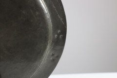 Liberty and Co (attributed). An Arts & Crafts hand hammered pewter plate with five blue enamel jewels - Thumbnail 19