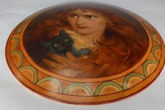 An Art Deco hand painted plate depicting Lois the Witch holding a black cat - Thumbnail 5