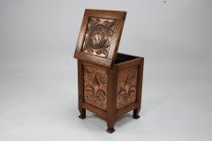 John Pearson, attributed. An Arts & Crafts Log or Coal Box with Fleur De Lys Details - Thumbnail 6