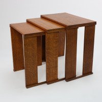 Frank Brangwyn (style of). A nest of three light oak modernist side tables of planked construction - Thumbnail 1
