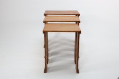 Frank Brangwyn (style of). A nest of three light oak modernist side tables of planked construction - Thumbnail 3