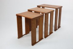 Frank Brangwyn (style of). A nest of three light oak modernist side tables of planked construction - Thumbnail 5