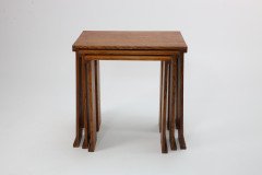 Frank Brangwyn (style of). A nest of three light oak modernist side tables of planked construction - Thumbnail 8