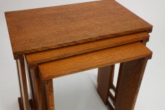 Frank Brangwyn (style of). A nest of three light oak modernist side tables of planked construction - Thumbnail 12