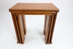 Frank Brangwyn (style of). A nest of three light oak modernist side tables of planked construction - Thumbnail 10