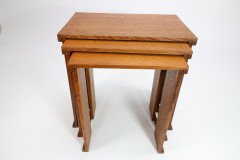Frank Brangwyn (style of). A nest of three light oak modernist side tables of planked construction - Thumbnail 11
