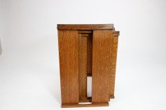 Frank Brangwyn (style of). A nest of three light oak modernist side tables of planked construction - Thumbnail 7
