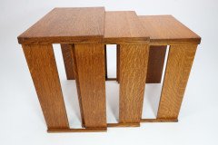 Frank Brangwyn (style of). A nest of three light oak modernist side tables of planked construction - Thumbnail 13