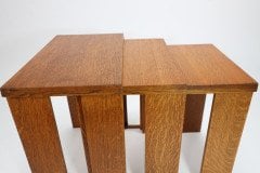 Frank Brangwyn (style of). A nest of three light oak modernist side tables of planked construction - Thumbnail 14