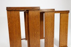Frank Brangwyn (style of). A nest of three light oak modernist side tables of planked construction - Thumbnail 15