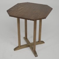 Heals (attributed). An Arts & Crafts side table with an octagonal quarter sawn oak top - Thumbnail 1
