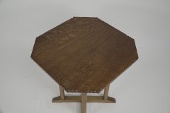 Heals (attributed). An Arts & Crafts side table with an octagonal quarter sawn oak top - Thumbnail 9