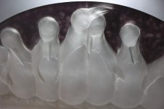 Verreries de Costebelle. An Art Deco half-moon frosted opalescent glasswork depicting a colony of penguins - Thumbnail 15
