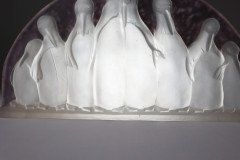 Verreries de Costebelle. Art Deco half-moon frosted opalescent glasswork depicting a colony of penguins - Thumbnail 17