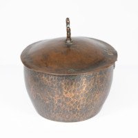Hugh Wallis. Arts & Crafts Hand Hammered Copper Pot & Lid - Thumbnail 2