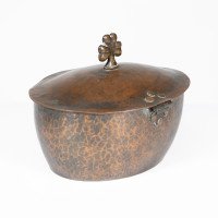 Hugh Wallis. Arts & Crafts Hand Hammered Copper Pot & Lid - Thumbnail 3
