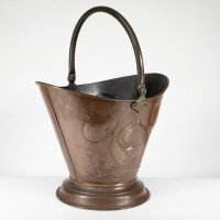 An Arts & Crafts Copper Coal Bucket with Floral Decoration & Chocolate Patina - Thumbnail 4