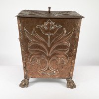 John Pearson attri. Arts & Crafts copper coal bucket with floral decoration - Thumbnail 2