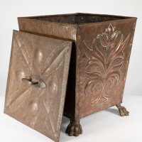 John Pearson attri. Arts & Crafts copper coal bucket with floral decoration - Thumbnail 9