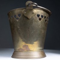 An Arts & Crafts Brass Champagne Bucket with Pierced Voysey Style Heart Decor - Thumbnail 15
