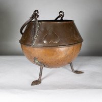 An Arts & Crafts Copper Coal Bucket with Stylized Heart Decoration - Thumbnail 4