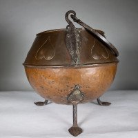 An Arts & Crafts Copper Coal Bucket with Stylized Heart Decoration - Thumbnail 3