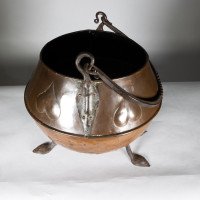 Arts & Crafts Copper Coal Bucket with Stylised Heart Decoration - Thumbnail 10