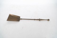 An Arts & Crafts Set of Brass Fire Dogs & Matching Utensils - Thumbnail 12