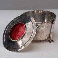 Edith Dawson. An Arts & Crafts Silver Pot with Floral Details & a Red Enamel Lid - Thumbnail 8