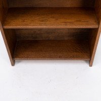 Liberty & Co. attri. A little Arts & Crafts Oak bookcase with heart cut-outs - Thumbnail 10