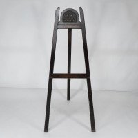 An Arts & Crafts folding oak easel with a carved butterfly flying from a flower  - Thumbnail 2