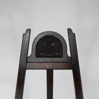 An Arts & Crafts folding oak easel with a carved butterfly flying from a flower  - Thumbnail 7