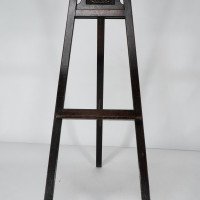 An Arts & Crafts folding oak easel with a carved butterfly flying from a flower  - Thumbnail 11