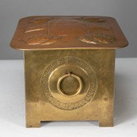 Margaret Gilmour, attributed. Scottish Arts & Crafts Brass Coal Box with Thistle Detail - Thumbnail 6