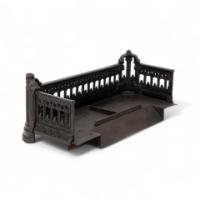 A Small Gothic Revival Cast Iron Fender with Pierced Trefoil Decoration - Thumbnail 8