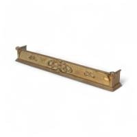 Arts and Crafts brass fender adorned with embossed floral decorations - Thumbnail 2