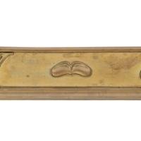 Arts & Crafts brass fender adorned with embossed floral decorations - Thumbnail 8