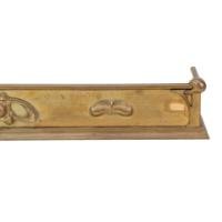 Arts & Crafts brass fender adorned with embossed floral decorations - Thumbnail 9
