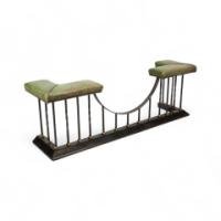An Arts & Crafts club fender made of brass and cast iron, featuring green leather seats - Thumbnail 3