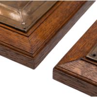 Birmingham Guild of Handicraft. A rare pair of Arts & Crafts patinated bronze wall lights with subtle raised decoration to the back plates and extending arms with oak wall frames - Thumbnail 6