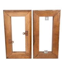 Birmingham Guild of Handicraft. A rare pair of Arts & Crafts patinated bronze wall lights with subtle raised decoration to the back plates and extending arms with oak wall frames - Thumbnail 8