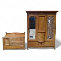 Shapland & Petter. A stunning Oak treble wardrobe and matching chest-of-drawers/cupboard - Thumbnail 1
