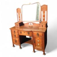 Shapland & Petter. An Arts & Crafts Oak dressing table - Thumbnail 1