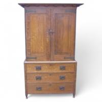 Ambrose Heal for Heal's of London. A superb quality Arts & Crafts 1/4 sawn Oak linen press - Thumbnail 1
