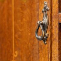 Wylie & Lochhead, In the style of Arts & Crafts Oak bookcase with cupboard - Thumbnail 19