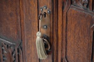 Arts & Crafts Oak Wall Cabinet with Carved Floral Decoration - Thumbnail 5